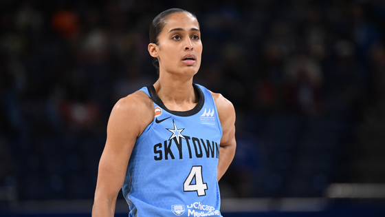 skylar-diggins-chicago-benching.png