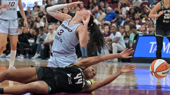 betnijah-laney-hamilton-and-marina-mabrey-tempo-liberty-shoe-toss.png