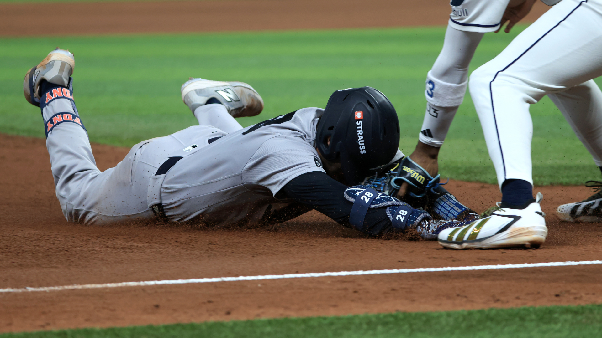 Division Series Game 1 winners and losers: Austin Wells' baffling baserunning decision dooms Yankees
