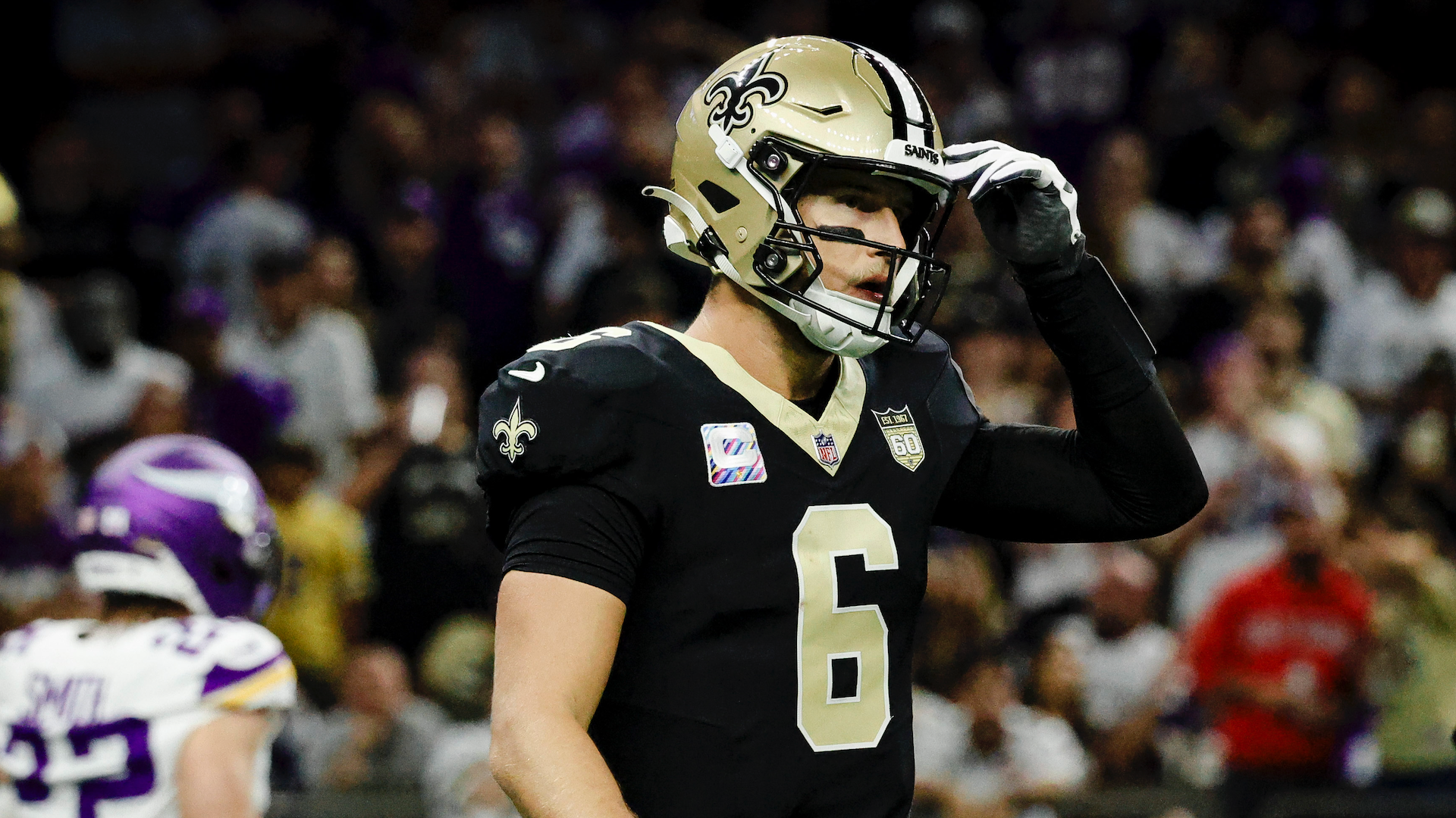 Sources: Saints' Shough playing with 2 broken bones in non-throwing hand