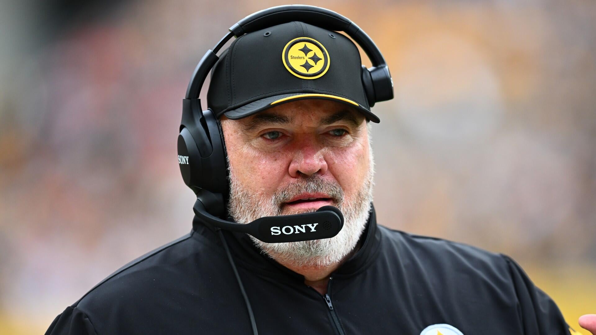 Steelers coach Mike McCarthy misses halftime after on-field injury