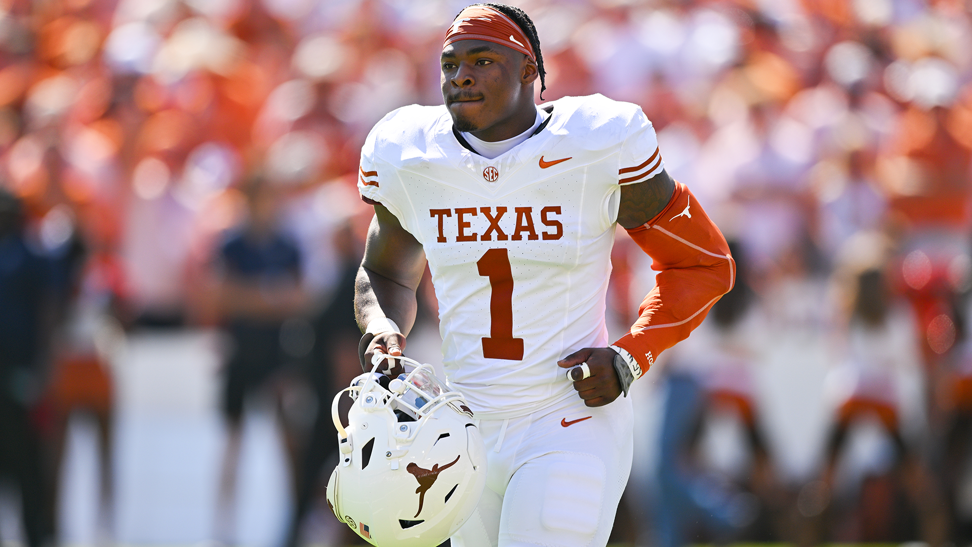 Texas pass rusher Colin Simmons injury update after leaving vs. Florida