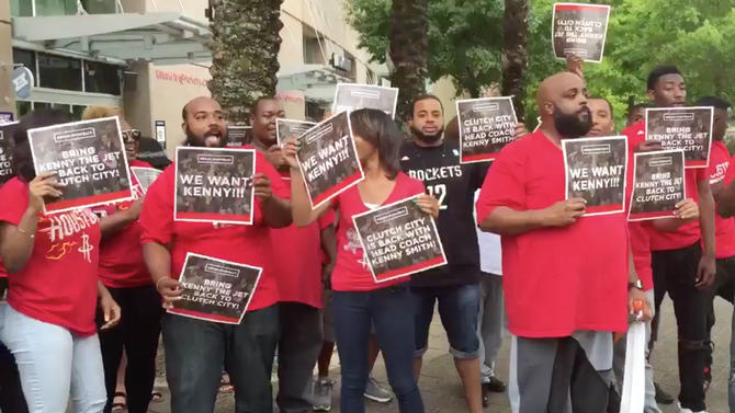 Kenny Smith fans chant his name in Houston