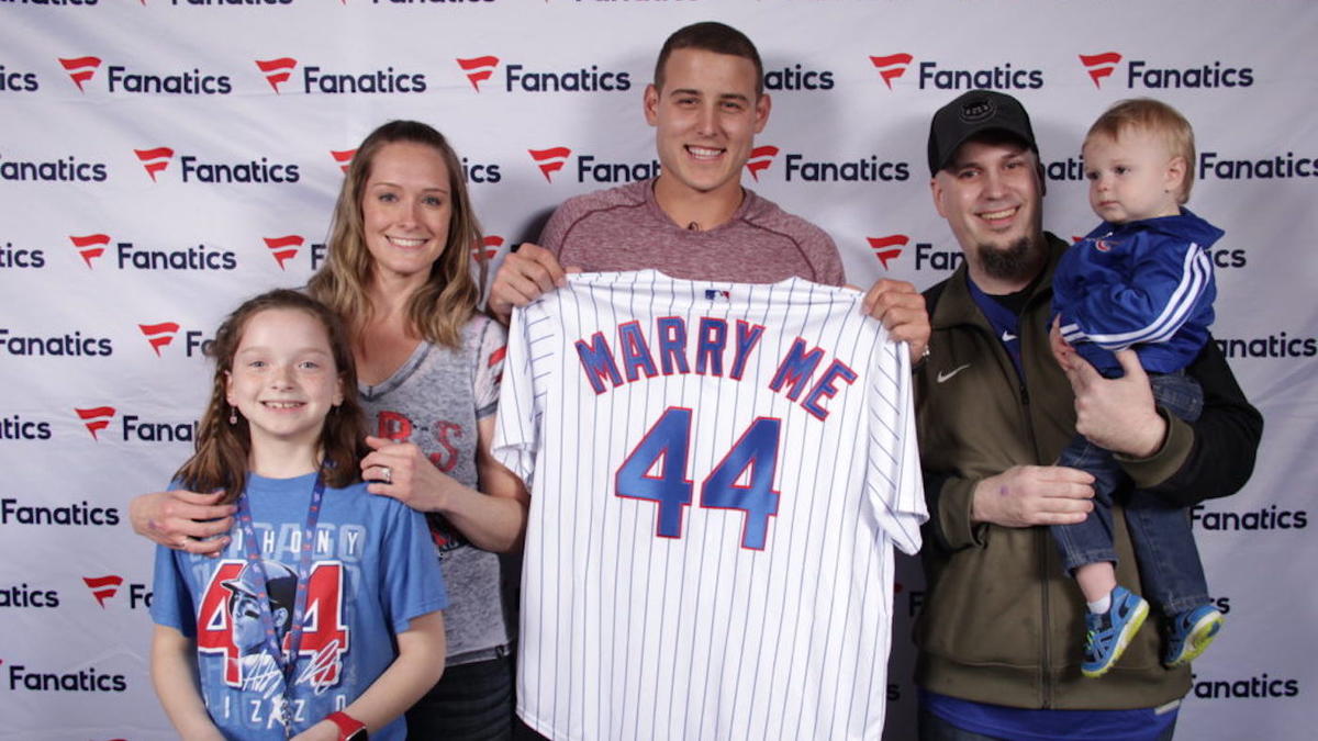 WATCH: Cubs' Anthony Rizzo helps a fan with his marriage proposal 