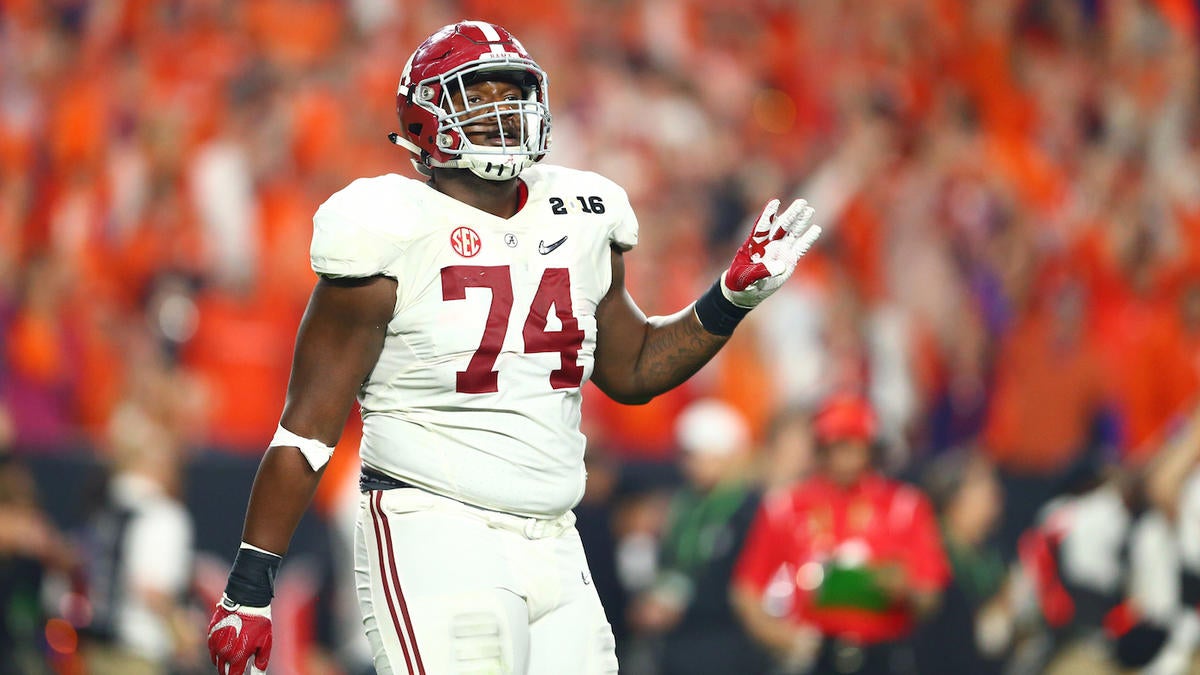 Alabama's Cam Robinson leading despite injury