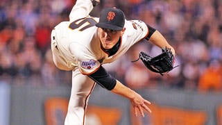 Rangers officially sign Lincecum, with bullpen role in mind