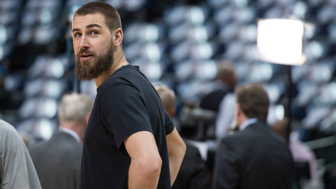Jonas Valanciunas gets ready for a game