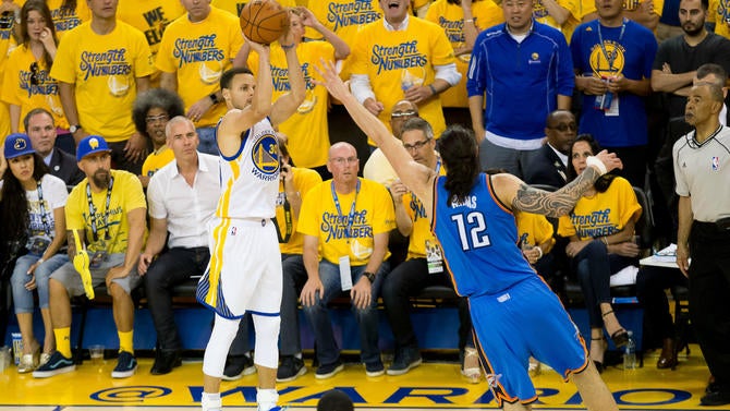 Stephen Curry makes a shot over Steven Adams