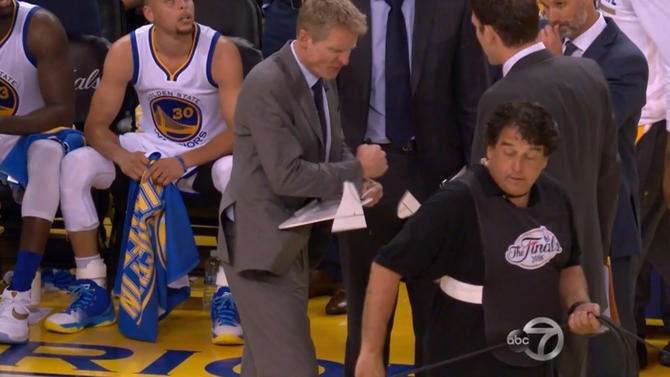 Steve Kerr smashes a clipboard