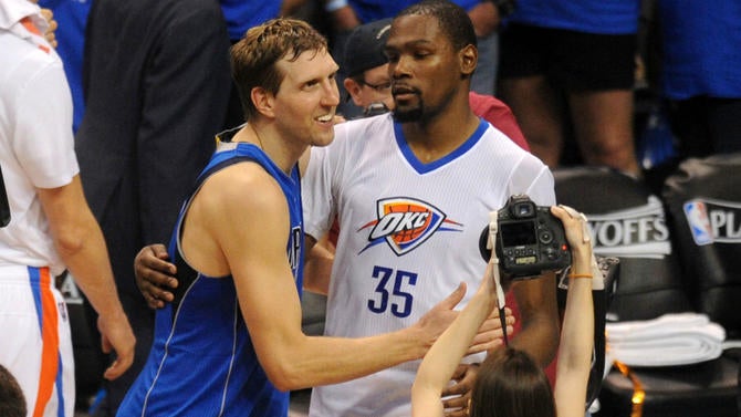 Dirk Nowitzki congratulates Kevin Durant