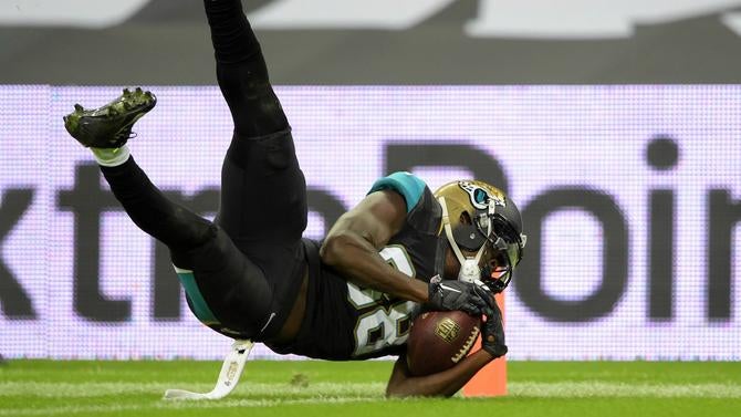 allen-hurns-grass-jaguars-06-08-16.jpg