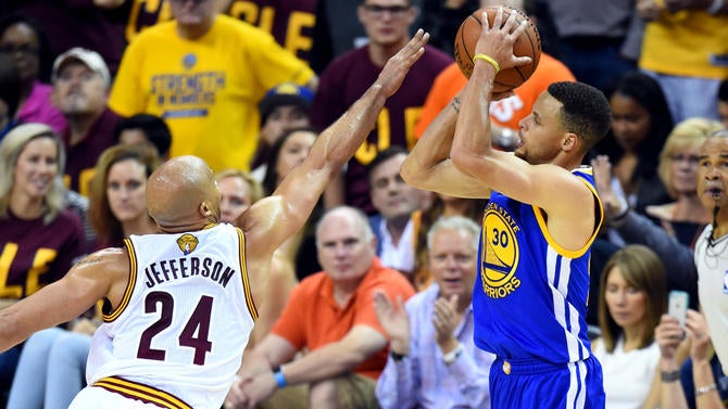 Stephen Curry shoots over Richard Jefferson in Game 4