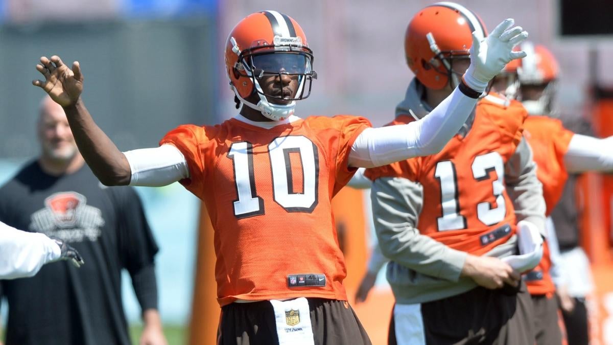 8 pictures show the dramatic rise and fall of Robert Griffin III