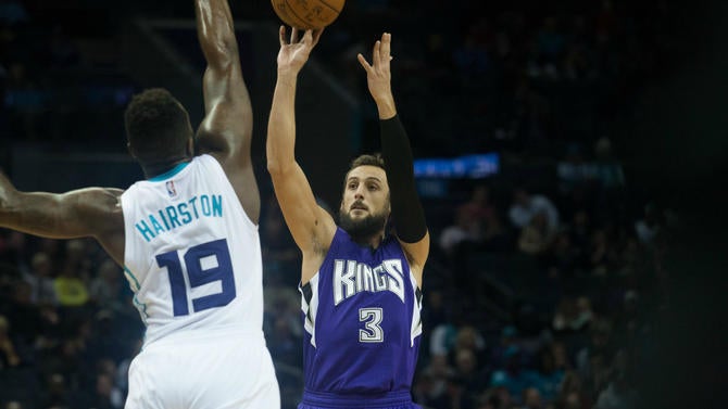 Marco Belinelli takes a jumper