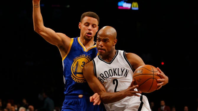 Jarrett Jack drives against Stephen Curry