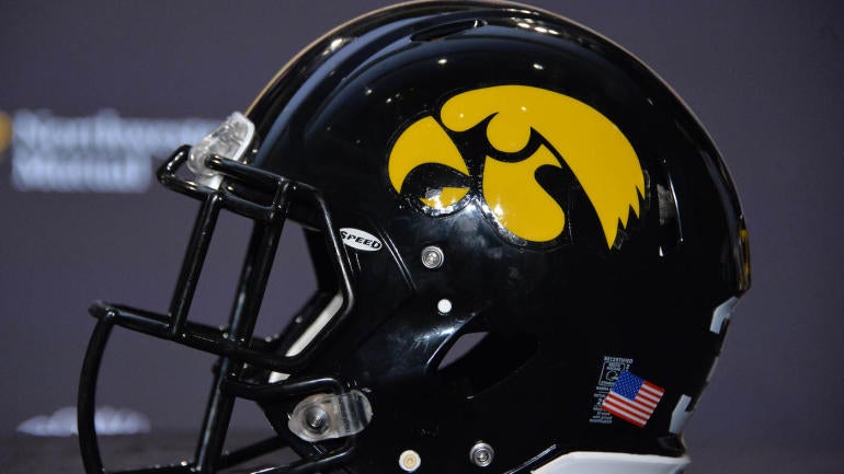 Iowa to honor legendary former coach Hayden Fry by removing Tigerhawk ...