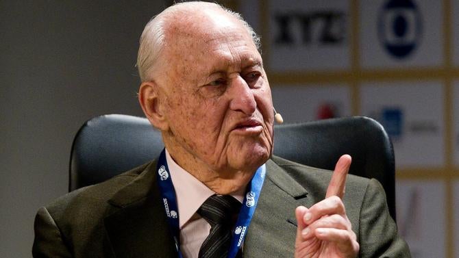 Insigne Pin's officiel FIFA avec autographe du président Joao Havelange