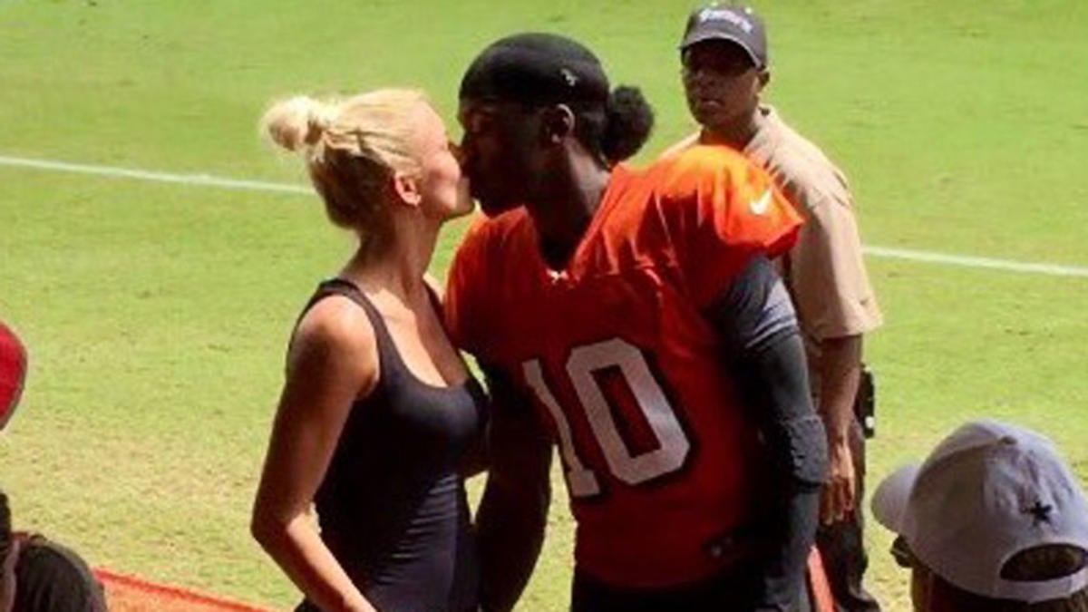 Girlfriend says RG3's car was robbed during Browns' loss to Giant...