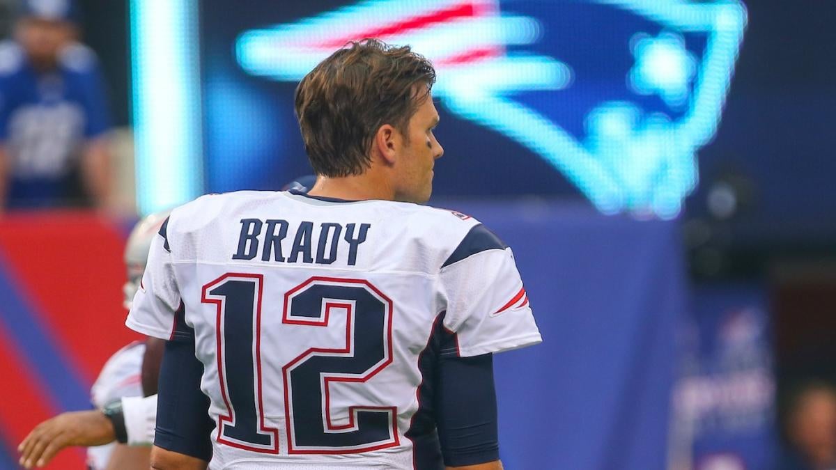 New York Giants - Odell Beckham Jr signs his jersey for Tom Brady. #NEvsNYG