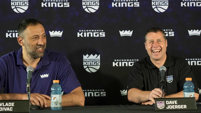 Dave Joerger and Vlade Divac at a press conference