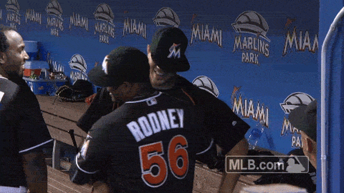 070916cinmiafernandezrodneyhattiltdugoutmedy1o7xxdf.gif