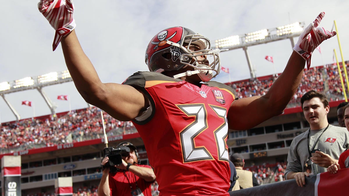 Buccaneers running back Doug Martin to enter treatment facility