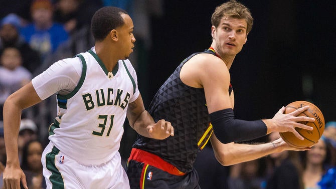 Tiago Splitter plays against the Bucks