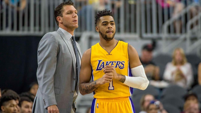 Luke Walton talks to D'Angelo Russell