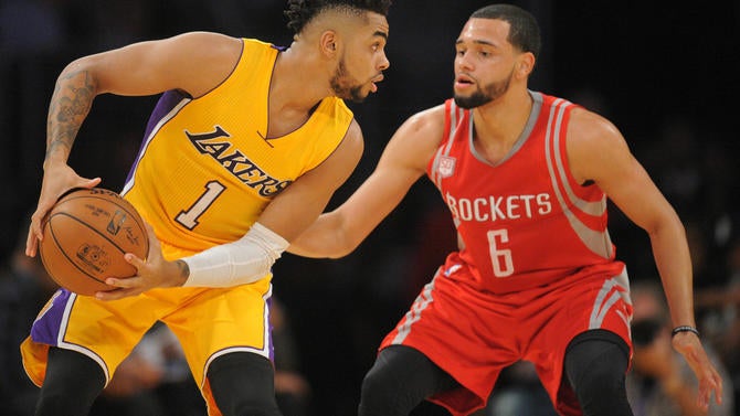Tyler Ennis guards D'Angelo Russell