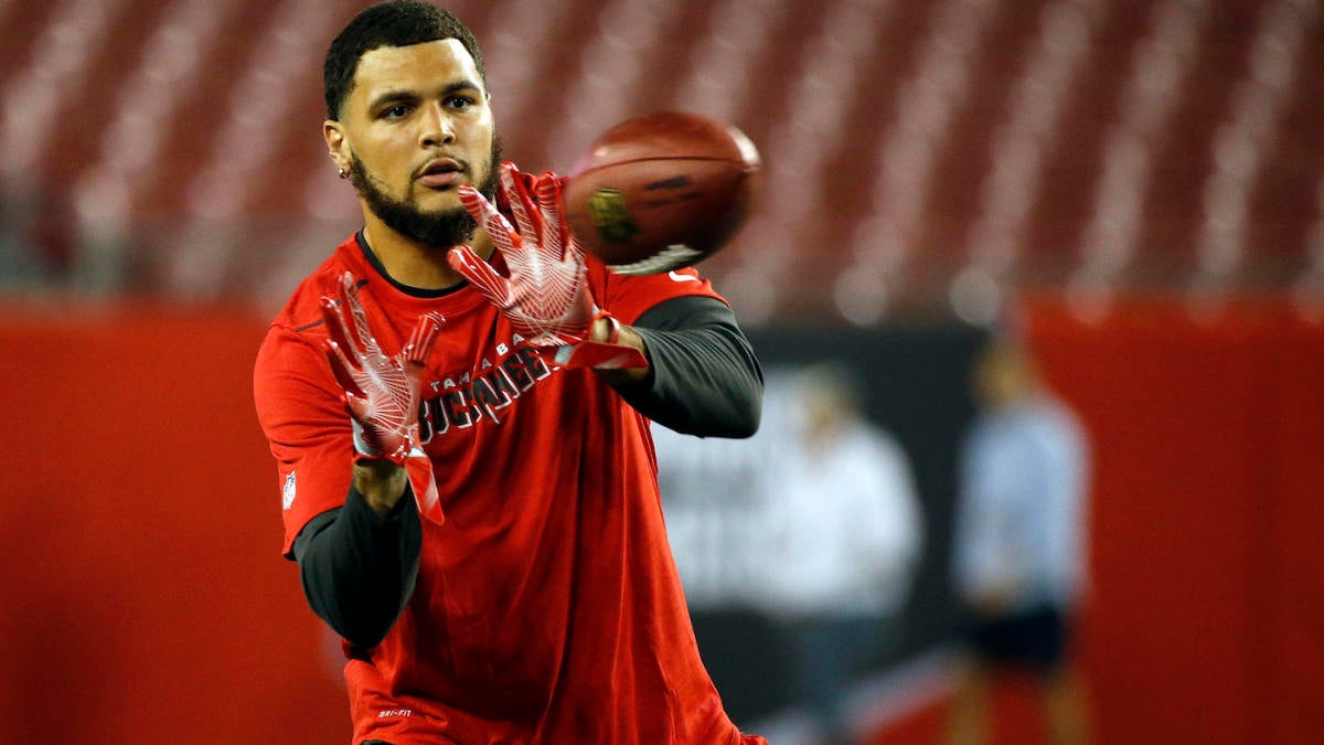 Tampa Bay's Mike Evans sits for anthem to protest Donald Trump