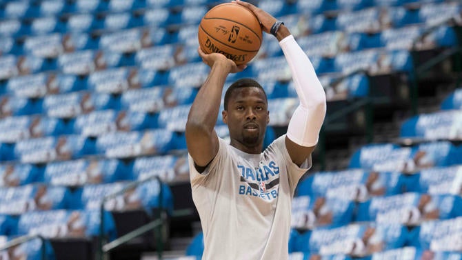 Harrison Barnes warms up