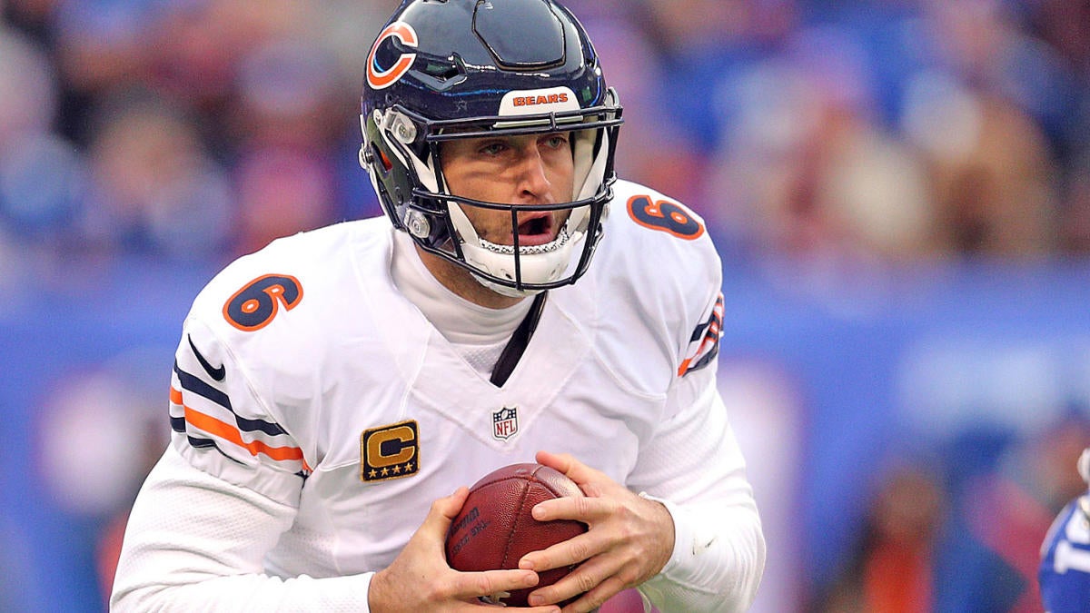 Jay Cutler returns to football, agrees to contract with the