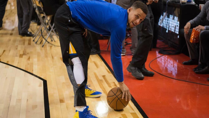 Stephen Curry warms up