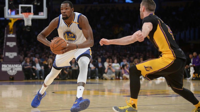 Kevin Durant passes the ball in Los Angeles