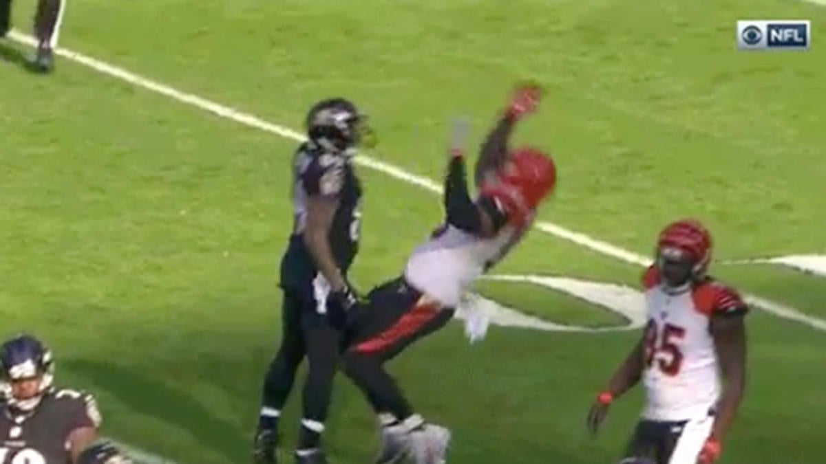 Vontaze Burfict's ridiculous flop fools ref into penalizing Steve Smith ...