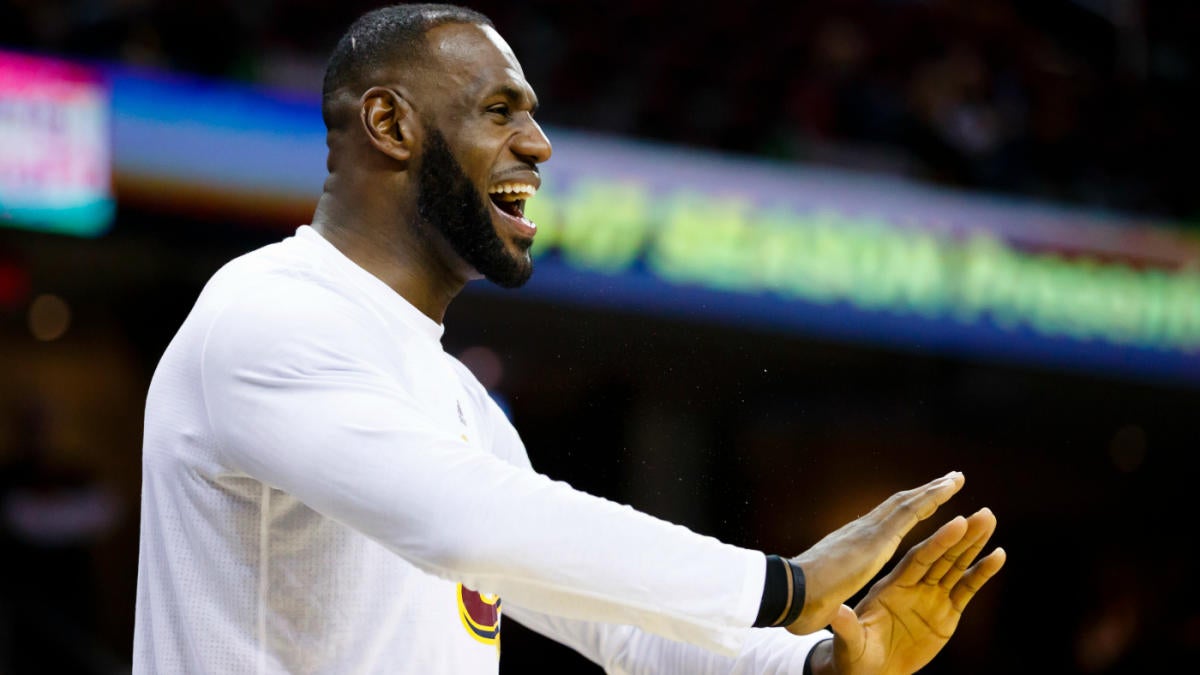 LeBron, Kyrie Irving and the Cavs bench played water bottle