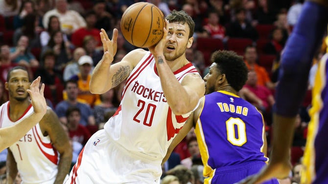 Donatas Motiejunas against the Lakers