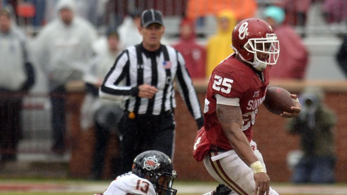 Oklahoma players celebrated by fake-punching Joe Mixon