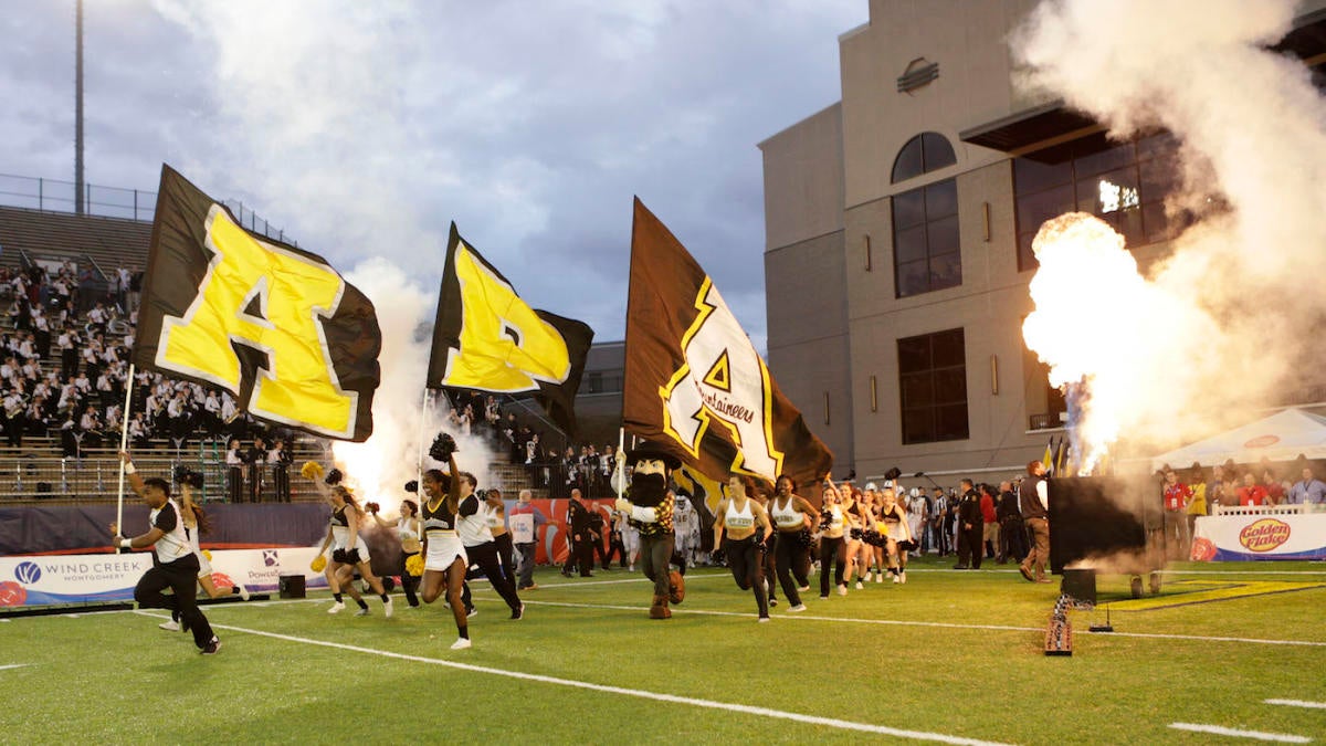 College football player takes himself off the field so redshirt senior ...