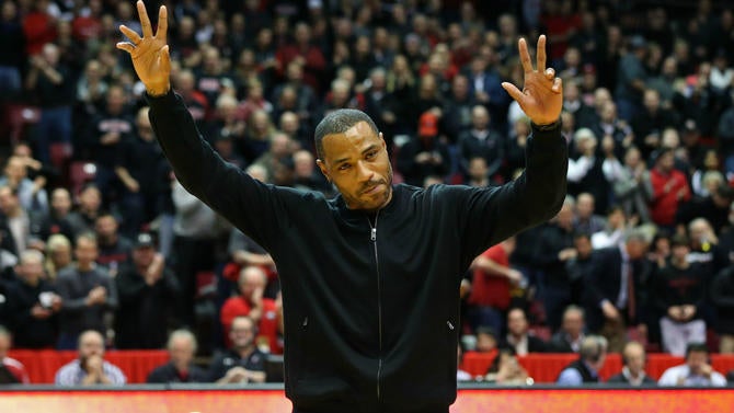 Kenyon Martin is honored at Cincinnati