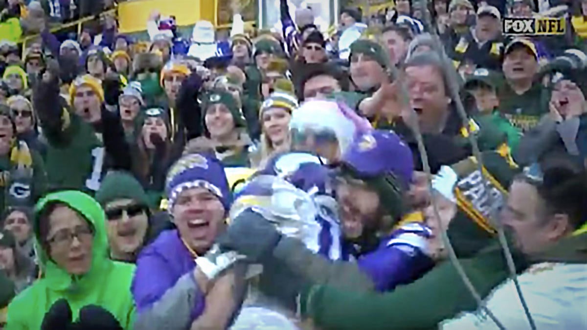 Angry Packers fan pours beer on Lions player for mocking Lambeau Leap