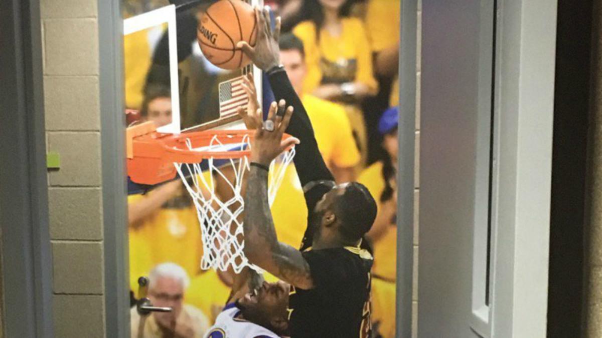 LOOK Cavs play games with the Warriors right before Christmas Day game