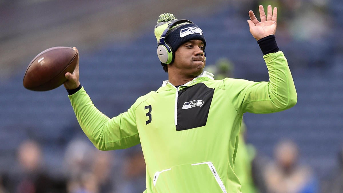 Russell Wilson throws out first pitch at Rangers game 