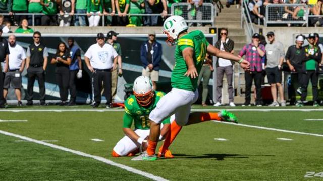 Watch Oregon Kicker Nails Insane Field Goal Cbssports Com