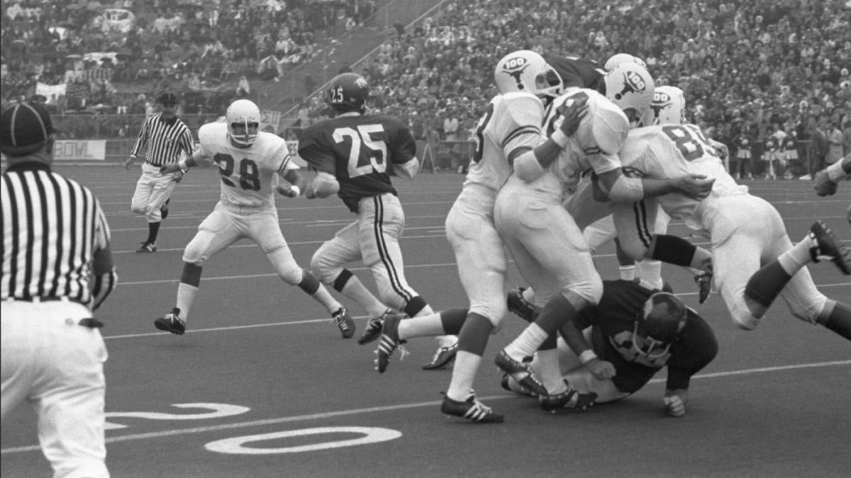 Wife of Texas football legend Greg Ploetz sues NCAA over CTE ...