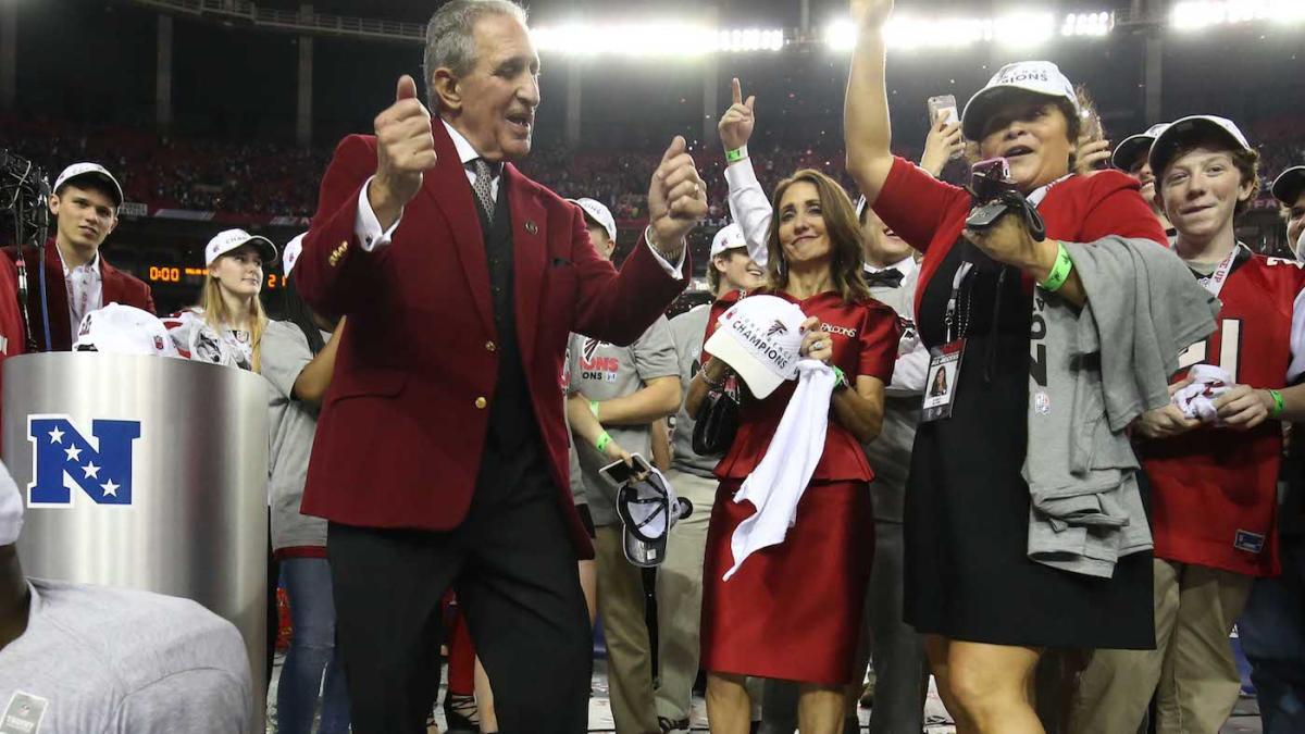 Atlanta Falcons owner Arthur Blank (L) dances with players after defeating  the Green Bay Packers 44-21 to win the NFC Championship game at the Georgia  Dome on January 22, 2017 in Atlanta.