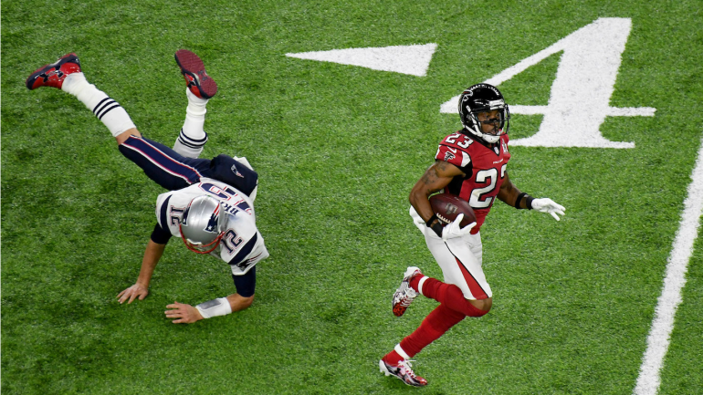 LOOK: Tom Brady makes fun of his horrid tackling effort on 