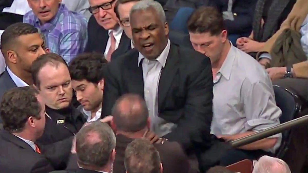 WATCH: Charles Oakley ejected, arrested after shoving security at Knicks  game 