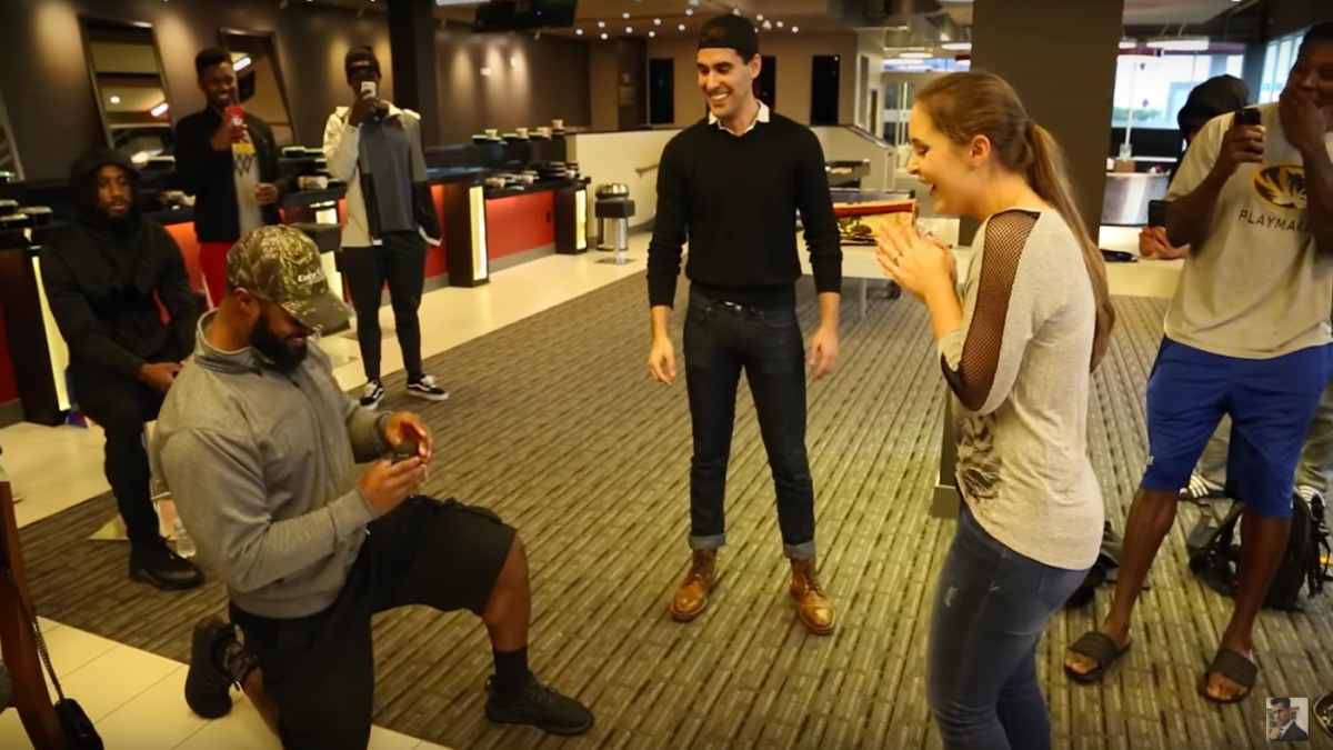 WATCH: Oklahoma RB Samaje Perine proposes to his girlfriend with the help  of a magician