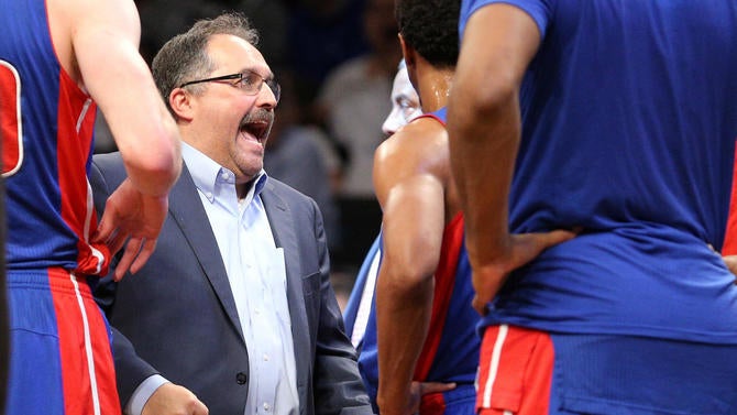 Stan Van Gundy in a huddle